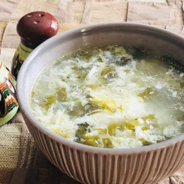 Салат с брокколи, яблоком и греческим йогуртом