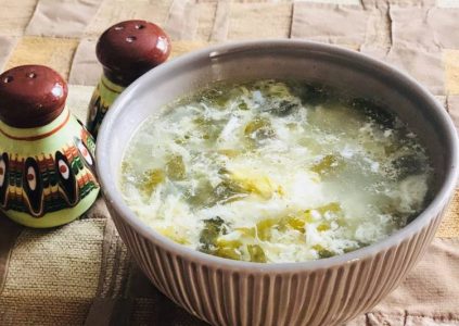 Зеленый суп с брокколи, шпинатом и лимонным соком