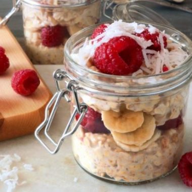 Салат с брокколи, яблоком и греческим йогуртом