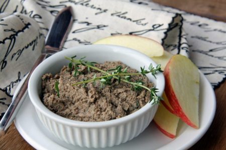 Салат с брокколи, яблоком и греческим йогуртом