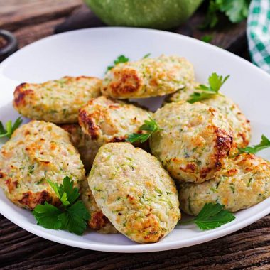 Салат с брокколи, яблоком и греческим йогуртом